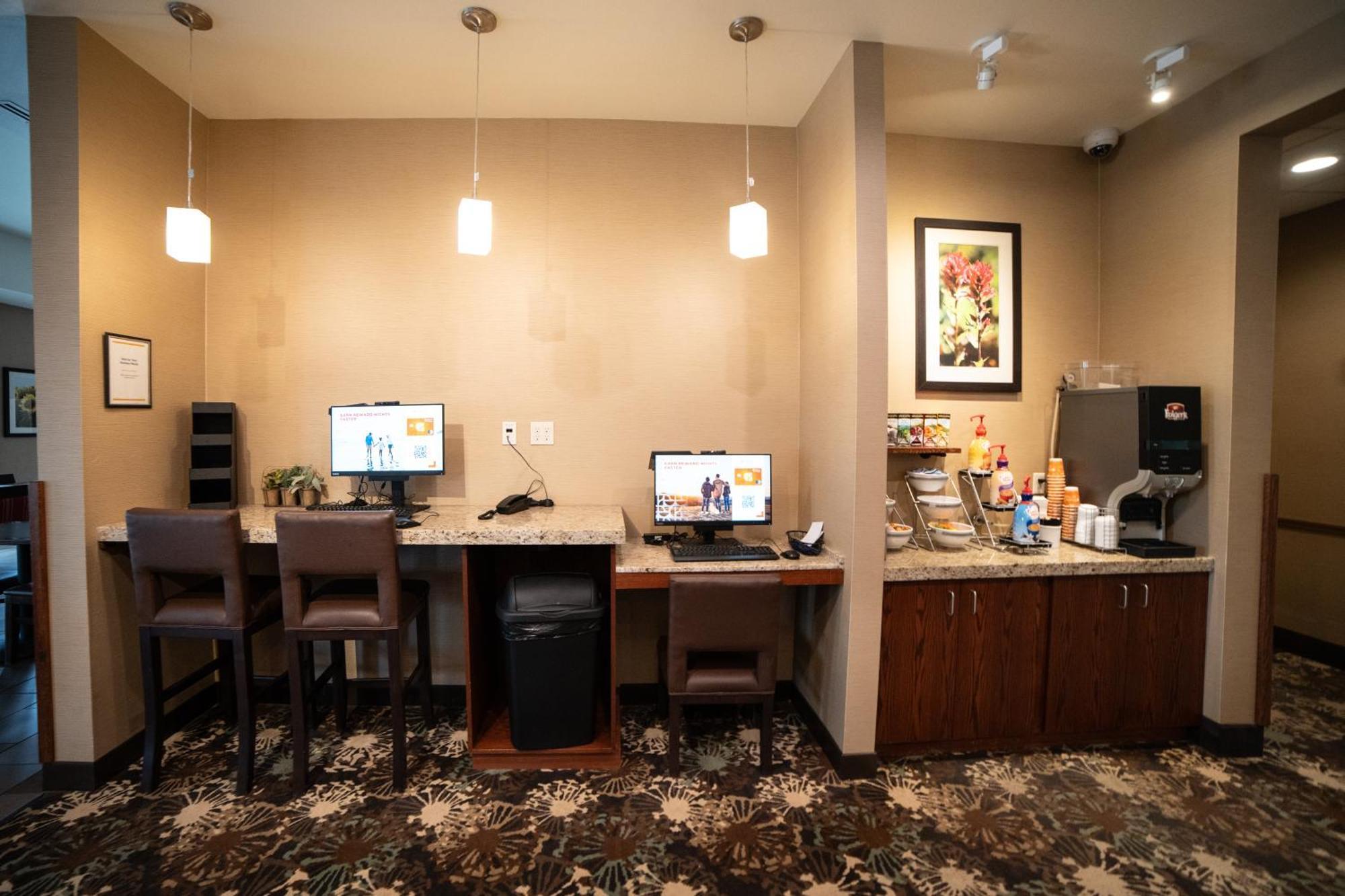 Comfort Suites University Брукингс Экстерьер фото