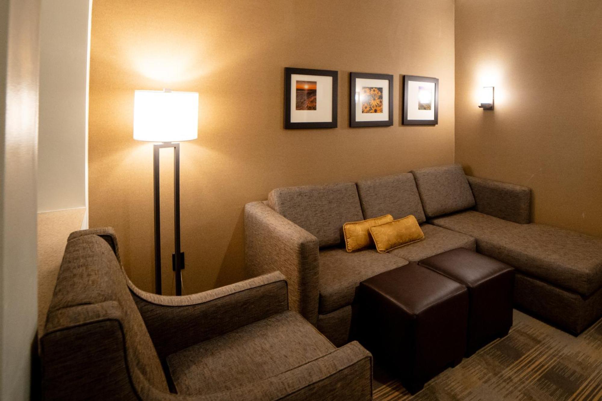 Comfort Suites University Брукингс Экстерьер фото